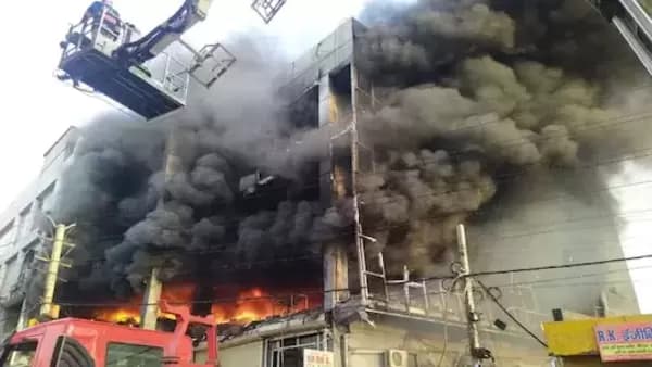 दिल्लीत तीन मजली इमारतीला आग