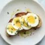 <p>अनेक लोकांना उकडलेली अंडी खाणं आवडत तर काही लोक ऑम्लेटचं सेवन करणं पसंत करतात.</p>