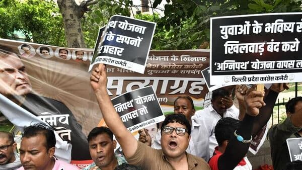 Congress workers raise slogans during the party's 'Satyagraha' against the 'Agnipath' scheme in New Delhi