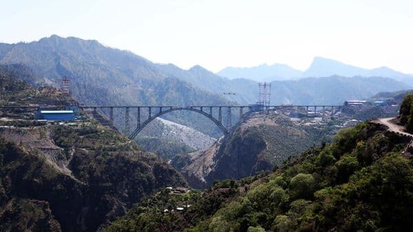 जम्मू काश्मीरमधील चिनाब नदीवरील अदभूत पूल