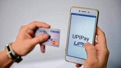 दरम्यान यूपीआय ​ हे फक्त एक व्यासपीठ आहे. त्यातून डिजिटल व्यवहार करणे. यूपीआय अॅपमध्ये तुमच्या बँक खात्यातून पैसे डेबिट केले जातात. ते प्राप्तकर्त्याच्या बँक खात्यात जमा केले जाते. फाइ ल फोटो: UPI