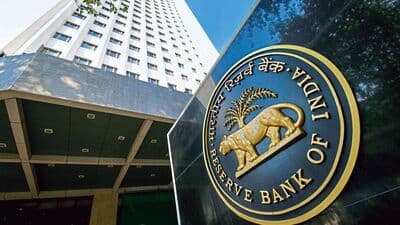 २० जानेवारीपर्यंत, रिझर्व्ह बँक ऑफ इंडिया (RBI) ने किरकोळ बाजारात रु. २.४३ कोटी आणि घाऊक बाजारात रु.११५.९२ कोटी गुंतवले आहेत.१ डिसेंबर २०२२रोजी मध्यवर्ती बँकेने ई-रुपी लाँच केले. पण ई-रुपी आणि यूपीआयमध्ये काय फरक आहे? फाइल फोटो: रॉयटर्स