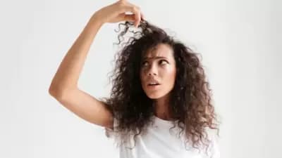 हेअर ड्रायर - अनेक लोक केसांना स्टाईल करताना ते गरम करून खराब करतात. केसांना 'उष्णता' देण्यासाठी पाण्यावर आधारित स्प्रे किंवा कोणतेही संरक्षण काम करू शकते. यांत्रिकरित्या केस जास्त गरम केल्याने केसांच्या कूपांवर परिणाम होतो, ज्यामुळे केसांची घनता कमी होते.