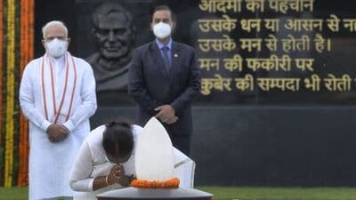 Atal Bihari Vajpayee : राष्ट्रपती द्रौपदी मुर्मू यांनी आज माजी पंतप्रधान अटलबिहारी वाजपेयी यांना त्यांच्या पुण्यतिथीनिमित्त नवी दिल्ली येथे सदैव अटल स्मारकावर आदरांजली वाहिली.