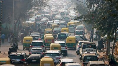traffic update in delhi today : देशाच्या ७४ व्या प्रजासत्ताक दिनाची जोरदार तयारी सुरू असतानाच आता राजधानी दिल्लीतील अनेक भागांमध्ये मोठी वाहतूक कोंडी झाल्याची घटना समोर आली आहे.
