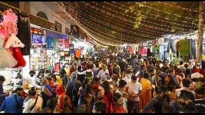 सरोजिनी नगर, नवी दिल्ली: हे मार्केट स्थानिक आणि पर्यटकांमध्ये खूप प्रसिद्ध आहे. स्वस्त कपडे, शूज आणि अॅक्सेसरीजसाठी ओळखले जाते. पारंपारिक भारतीय कपड्यांपासून ट्रेंडी फॅशनपर्यंत सर्व काही तुम्हाला इथल्या दुकानांमधून मिळू शकते. स्ट्रीट फूडसाठी सुद्धा हा बाजार प्रसिद्ध आहे.&nbsp;