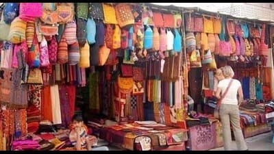 जनपथ, जयपूर: हे बाजार चांदीचे दागिने आणि रंगीबेरंगी टाय-डाय फॅब्रिक्ससह पारंपरिक राजस्थानी कपडे आणि हस्तकलेसाठी ओळखले जाते. पारंपारिक राजस्थानी कपडे, हस्तकला, दागिने आणि इतर वस्तूंची विक्री करणारी विविध दुकाने तुम्हाला येथेआढळतील. &nbsp;