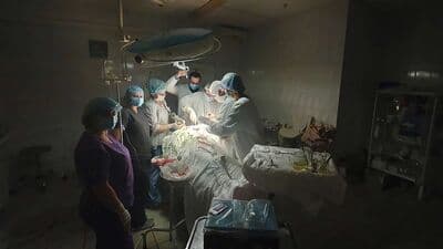 युद्धमुळे यूक्रेनचा वीज पुरवठा खंडित झाला आहे. याचा फटका हा रुग्णालयांना बसत आहे.&nbsp;