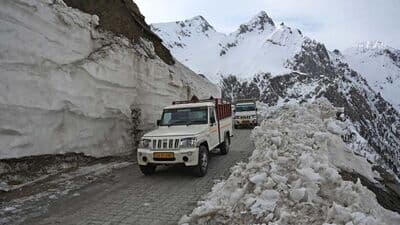 हिवाळ्यात बर्फामुळे श्रीनगर-कारगिल-लेह रस्ता हा बंद बसतो. याच मार्गावर सामरिकदृष्ट्या अतिशय महत्वाची असलेली झोझिला आणि राझदान खिंड आहे. बर्फामुळे या दोन्ही खिंड बंद होत असल्याने काश्मीर आणि लडाखचा संपर्क तुटत होता. आणि ऑक्टोबर आणि नोव्हेंबर पर्यन्त हा मार्ग बंद राहायचा.&nbsp;