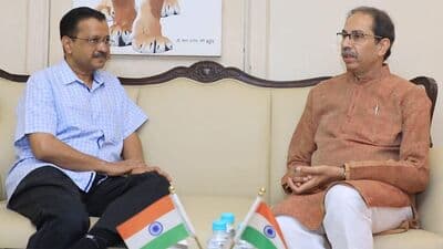 Arvind Kejriwal meets Uddhav Thackeray