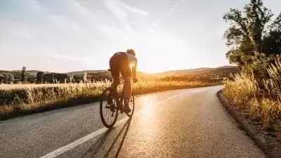 कमी आजारी पडताः जर तुम्ही दररोज काही काळ हलका व्यायाम करत असाल तर ते तुमच्या रोगप्रतिकारक पेशी अधिक सक्रिय होण्यास मदत करते. संशोधनानुसार जे लोक आठवड्यातून ५ दिवस ३० मिनिटे सायकल चालवतात ते व्यायाम न करणाऱ्यांपेक्षा कमी वेळा आजारी पडतात.