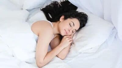 चांगल्या झोपेच्या रूटीनचा सराव करावा. म्हणजेच झोपण्यापूर्वी किंवा सकाळी उठल्यानंतर कोणत्याही स्क्रीनकडे पाहू नका.