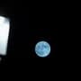 <p>रात्री शनि चंद्राभोवती वर्तुळात फिरत असल्यासारखं दिसत होता. सुपर ब्लू मूनचं दर्शन ३१ ऑगस्टच्या सकाळपर्यंत कायम राहणार असल्याचं नासाच्या शास्त्रज्ञांकडून सांगण्यात आलं आहे.</p>