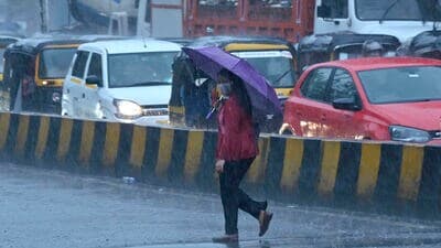 Mumbai Rain update : पुढील तीन ते चार दिवस मुंबईसह ठाण्यात ढगाळ वातावरण राहणार असून या दरम्यान शहरातील अनेक ठिकाणी हलका ते मध्यम स्वरुपाचा पाऊस होणार असल्याचा अंदाज हवामान खात्याकडून वर्तवण्यात आला आहे.