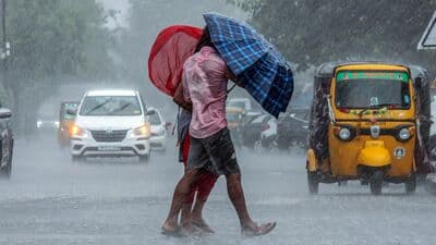 कोकणासह मुंबई आणि ठाण्यातील हवामानातही बदल होत असल्याचं दिसून येत आहे. हवामान खात्याने मुंबईत पुढील दोन ते तीन दिवसांत मुसळधार पाऊस होणार असल्याचा अंदाज वर्तवला आहे.