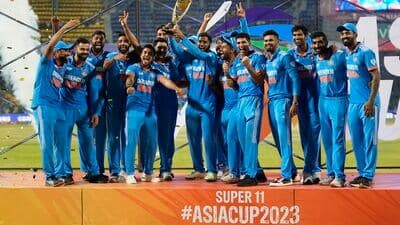 आशिया चषक २०२३ च्या फायनलमध्ये भारताने श्रीलंकेचा १० विकेट्सने विजय मिळवला. या विजयासह भारताने आठव्यांदा आशिया चषकावर नाव कोरले. &nbsp;सर्वाधिक आशियाई विजेतेपदे जिंकणारा भारत एकमेव देश ठरला आहे. आशिया चषक जिंकल्यानंतर भारतीय खेळाडूंनी जल्लोष केला.