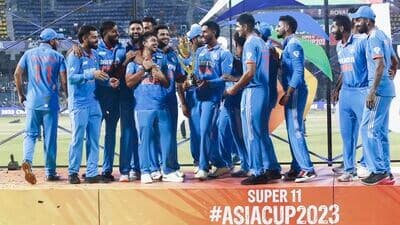 भारताच्या विजयानंतर कर्णधार रोहित शर्माने युवा खेळाडूंच्या हातात ट्रॉफी सोपावली.&nbsp;
