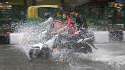 Mumbai Rain and Weather Update : हवामान खात्याने मुंबईसह ठाणे, पालघर आणि नवी मुंबईत पावसाचा यलो अलर्ट जारी केला आहे. आजपासून पुढील दोन दिवस मुंबईतील तुरळक ठिकाणी मुसळधार पावसाचा अंदाज वर्तवण्यात आला आहे.