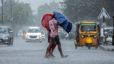 Maharashtra Rain Update : गेल्या दोन ते तीन दिवसांपासून राजधानी मुंबईच्या तापमानात मोठी वाढ होत असल्याचं दिसून येत आहे. चटका वाढल्याने मुंबईकरांना उकाड्याने हैराण केलं आहे.