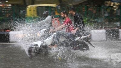 Mumbai Rain and Weather Update : परंतु आता हवामान खात्याने मुंबईकरांना सुखावणारा अंदाज वर्तवला आहे. मुंबई, ठाण्यासह उपनगरांच्या भागात येत्या २४ तासांत हलका ते मध्यम स्वरुपाचा पाऊस होणार असल्याचं आयएमडीकडून सांगण्यात आलं आहे.