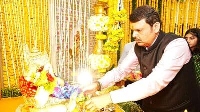 राज्याचे उपमुख्यमंत्री देवेंद्र फडणवीस यांनी मुंबईतील सागर बंगल्यावर बाप्पांच्या मूर्तीची स्थापना केली आहे.