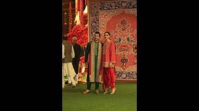 अभिनेता रणवीर सिंग पत्नी दीपिका पादूकोणसोबत छान असा ड्रेसअप करुन पोहोचला होता. (Varinder Chawla)