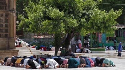 Ramadan Eid : अहमदाबादमधील शाह-ए-आलम मशिदीत मुस्लिम भाविकांनी पवित्र रमजान महिन्याच्या शेवटच्या शुक्रवारची नमाज अदा केली आहे.&nbsp;