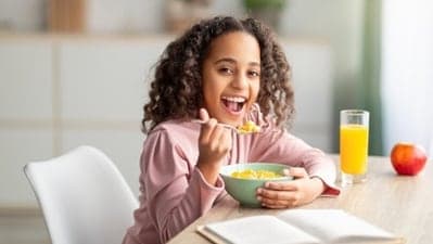 आपल्या मुलांना लहान वयातच चांगल्या आणि आरोग्यदायी खाण्याच्या सवयी शिकवल्या पाहिजेत. विशेषत: जास्त चरबीयुक्त पदार्थ टाळावेत.