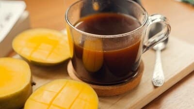 मँगो आइस्ड कॉफी: एक कप स्ट्राँग कॉफी तयार करा आणि थंड होऊ द्या. ब्लेंडरमध्ये थंडगार कॉफी, पिकलेल्या आंब्याचे तुकडे, दूध (डेअरी किंवा प्लान्ट बेस्ड) आणि तुमच्या आवडीचे स्विटनर एकत्र करा. गुळगुळीत होईपर्यंत मिक्स करा आणि त्यावर बर्फ घाला.
